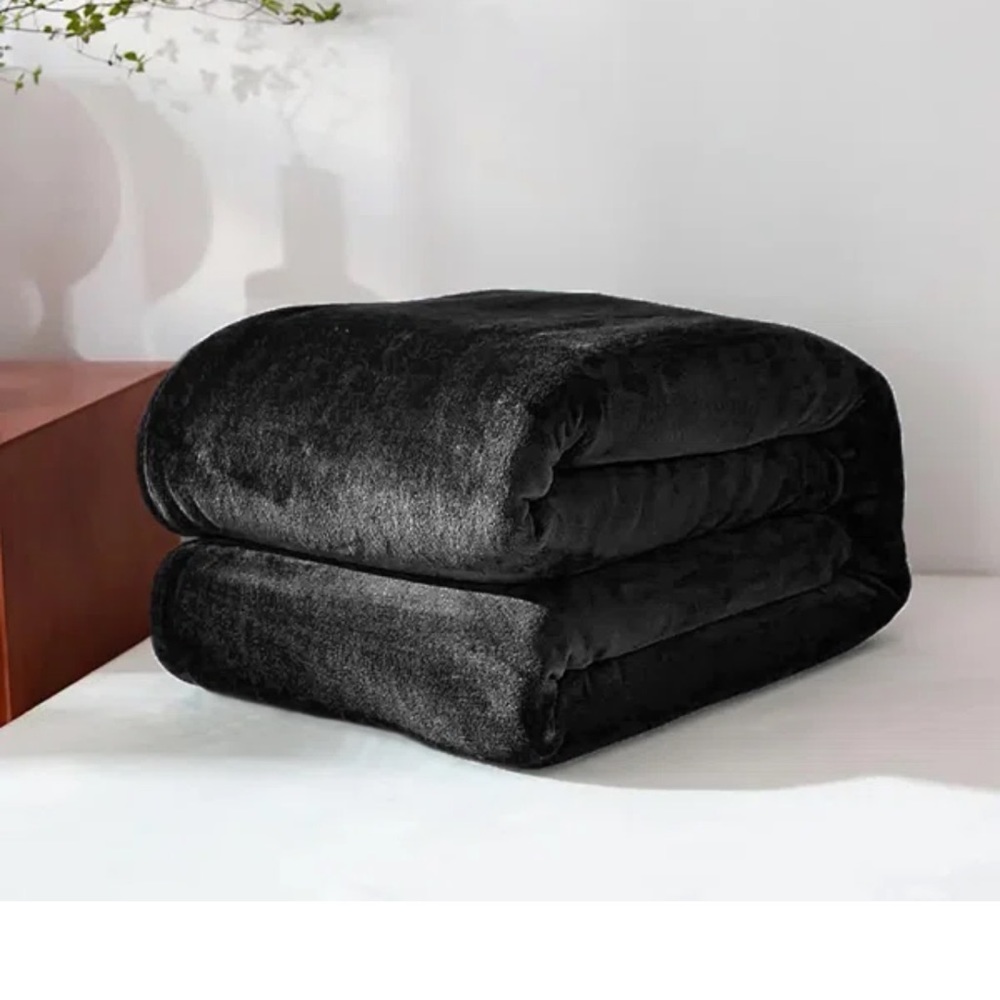 Plush throw blanket